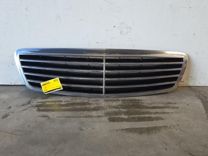 Używane Grill Mercedes S (W220) 3.2 S-320 18V Cena € 60,50 Z VAT oferowane przez Autoparts Van De Velde