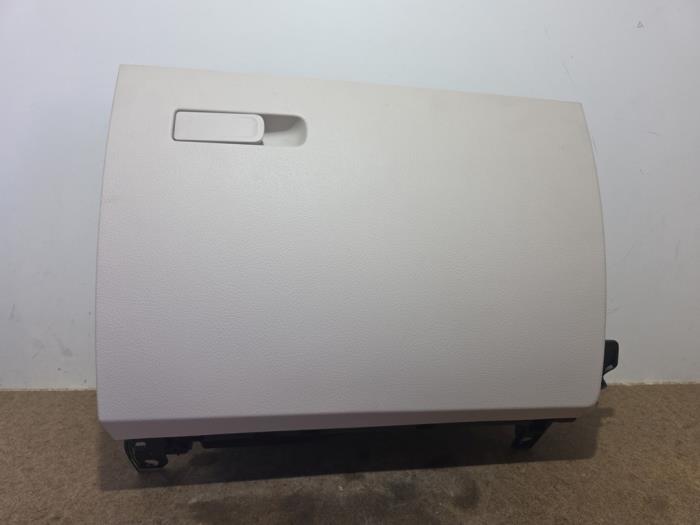 Begagnade Handskfack Mercedes GLB (247.6) Pris € 108,90 Inklusive moms erbjuds av Autoparts Van De Velde