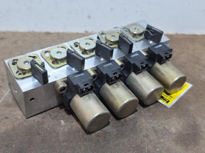 Gebrauchte Ventilblock hydraulisch Mercedes SL (R129) 5.0 500 SL 32V Preis € 175,45 Mit Mehrwertsteuer angeboten von Autoparts Van De Velde