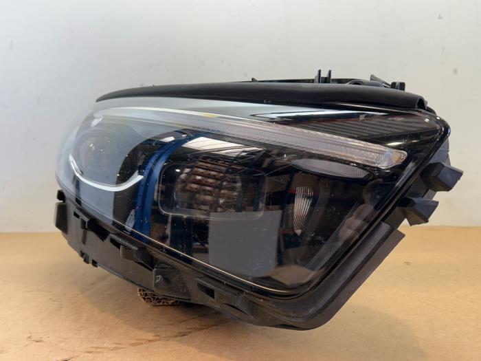 Używane Reflektor prawy Mercedes A (177.0) 1.3 A-250 e Turbo 16V Cena € 1.361,25 Z VAT oferowane przez Autoparts Van De Velde