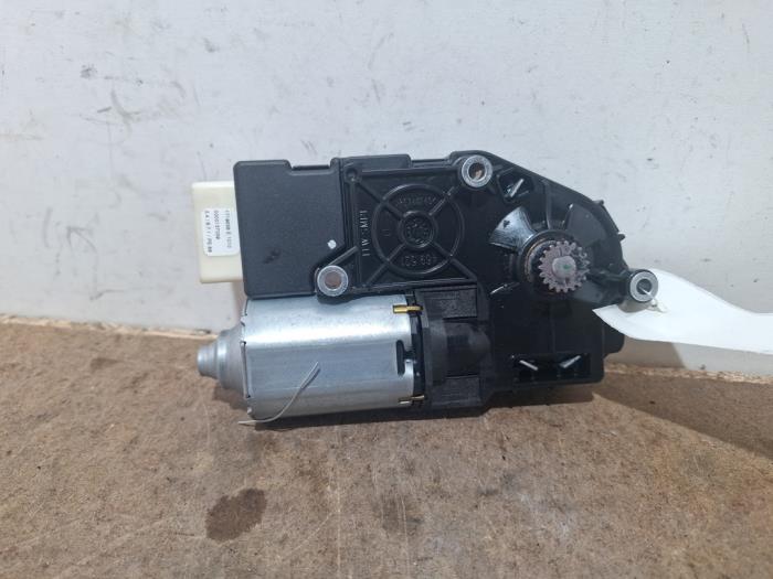 Używane Silnik szyberdachu Mercedes S (W221) 5.5 S-550 32V 4-Matic Cena na żądanie oferowane przez Autoparts Van De Velde