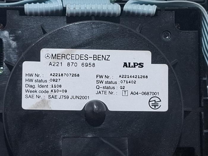 Commande ordinateur de bord d'un Mercedes-Benz S (W221) 5.5 S-550 32V 4-Matic 2010
