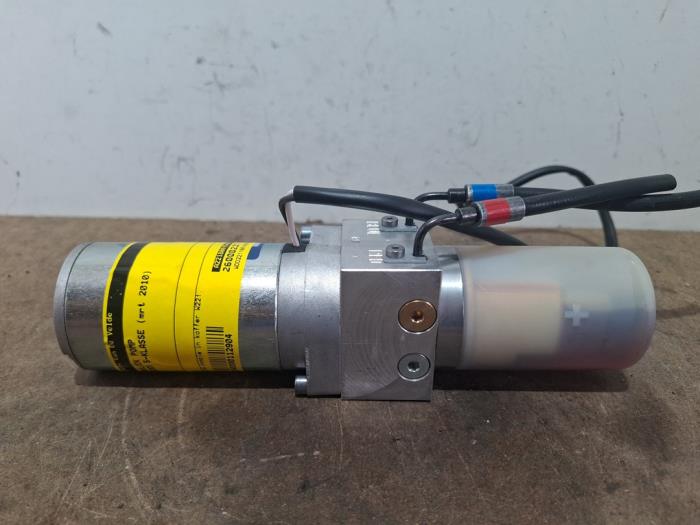 Begagnade Hydraulpump Mercedes S (W221) 5.5 S-550 32V 4-Matic Pris på förfrågan erbjuds av Autoparts Van De Velde
