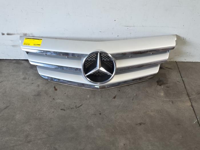 Begagnade Grill Mercedes B (W245) 1.5 B-150 16V Pris € 127,05 Inklusive moms erbjuds av Autoparts Van De Velde