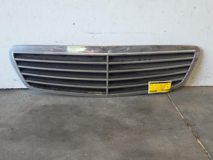 Używane Grill Mercedes S (W220) 3.2 S-320 CDI 24V Cena na żądanie oferowane przez Autoparts Van De Velde