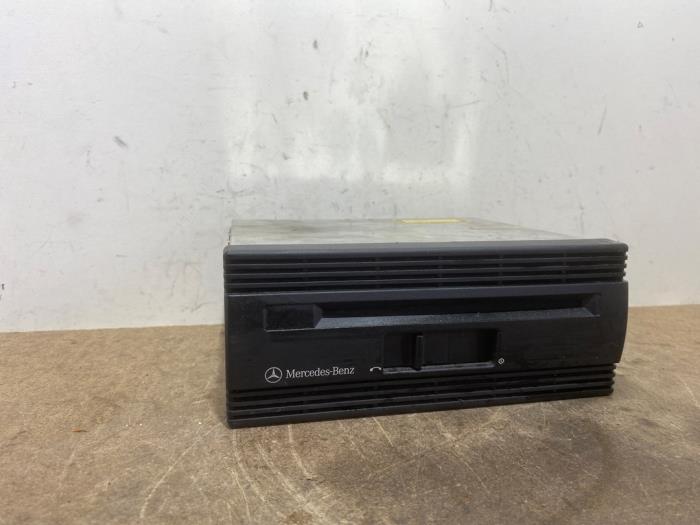 Używane Odtwarzacz DVD Mercedes S (W140) 3.0 S-300 Turbo Diesel 24V Cena na żądanie oferowane przez Autoparts Van De Velde