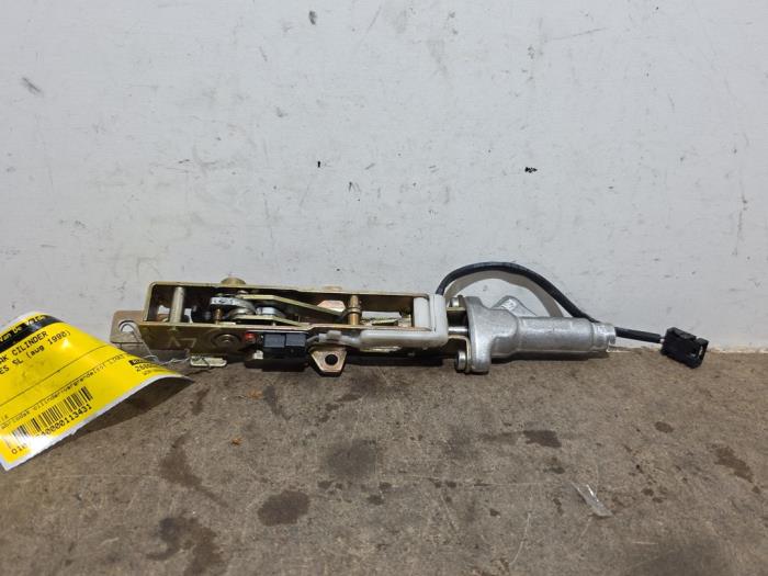 Convertible roof main ram cylinder
