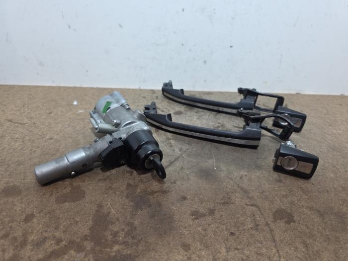 Gebrauchte Schlossset Mercedes E (W124) 2.5 250 D Preis auf Anfrage angeboten von Autoparts Van De Velde
