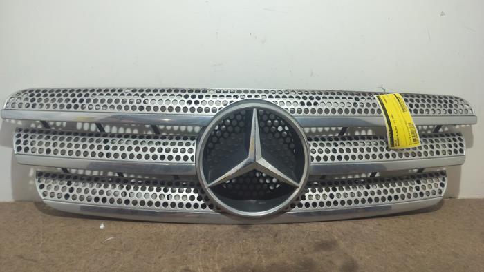 Begagnade Grill Mercedes ML I (163) 2.7 270 CDI 20V Pris på förfrågan erbjuds av Autoparts Van De Velde