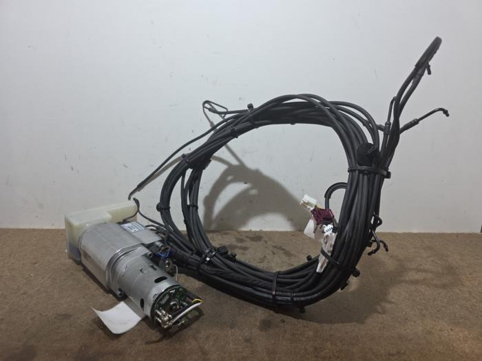 Używane Silnik dachu cabrio Mercedes C (R205) C-180 1.5 EQ Boost Cena na żądanie oferowane przez Autoparts Van De Velde