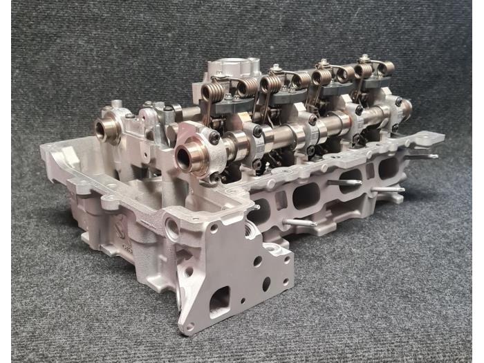 Cylinder head from a BMW 5 serie Touring (F11) 520i 16V 2015