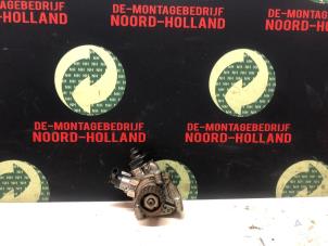Usados Bomba de gasolina mecánica Renault Clio Precio € 125,00 Norma de margen ofrecido por Demontagebedrijf Noord-Holland