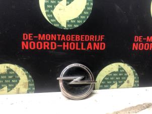 Usados Emblema Opel Corsa Precio € 20,00 Norma de margen ofrecido por Demontagebedrijf Noord-Holland