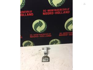 Used Tailgate hinge Opel Movano Price € 20,00 Margin scheme offered by Demontagebedrijf Noord-Holland
