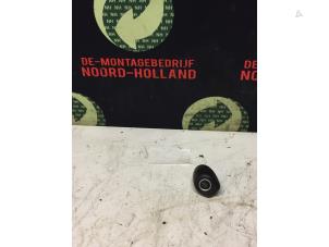 Usados Interruptores Start/Stop Kia Sorento Precio € 30,00 Norma de margen ofrecido por Demontagebedrijf Noord-Holland