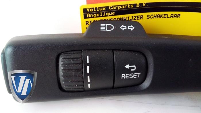 Richtungsanzeiger Schalter van een Volvo V60 I (FW/GW) 2.0 D4 16V 2014