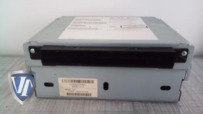 CD player from a Volvo XC60 I (DZ) 2.4 D5 20V AWD Geartronic 2012