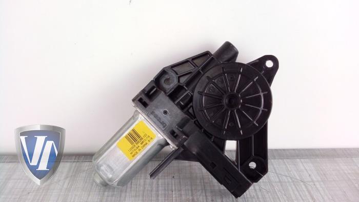 Door window motor from a Volvo XC60 I (DZ) 2.4 D5 20V AWD Geartronic 2012