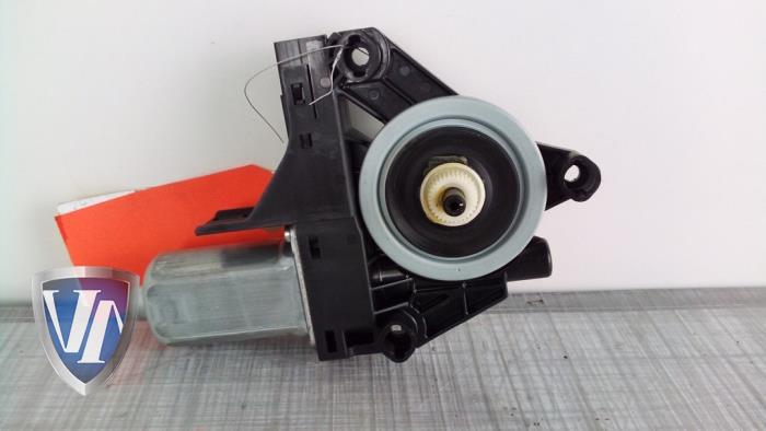 Door window motor from a Volvo XC60 I (DZ) 2.4 D5 20V AWD Geartronic 2012