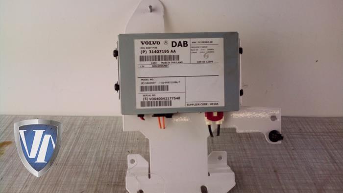 Używane Modul radiowy Volvo V40 (MV) 1.6 T2 GTDi 16V Cena € 84,64 Z VAT oferowane przez Vollux Carparts B.V.