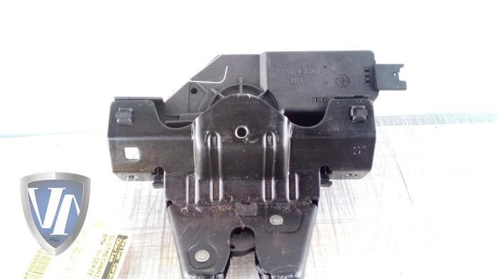 Tailgate lock mechanism from a BMW 3 serie (E90) 318i 16V 2011
