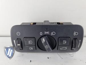 Usados Interruptor de luz Volvo V70 (BW) 2.4 D5 20V Precio € 21,72 IVA incluido ofrecido por Vollux Carparts B.V.