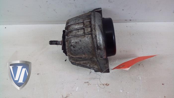 Engine mount from a BMW 3 serie (E90) 318i 16V 2007