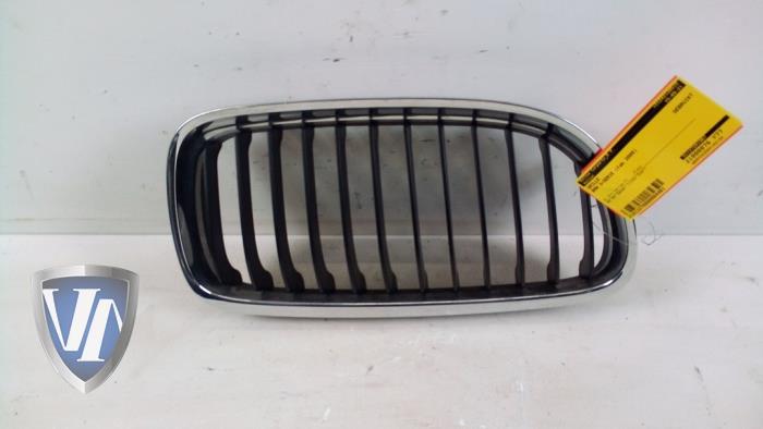 Używane Grill BMW 3 serie (E90) 320i 16V Cena € 18,15 Z VAT oferowane przez Vollux Carparts B.V.