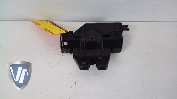 Boot lid lock mechanism from a BMW 3 serie (E90) 320d 16V 2011