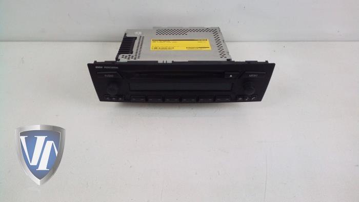 Radio CD player from a BMW 3 serie (E90) 318i 16V 2005