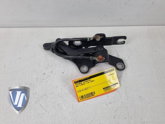 Bonnet Hinge from a BMW 3 serie (E90) 320i 16V Corporate Lease 2008
