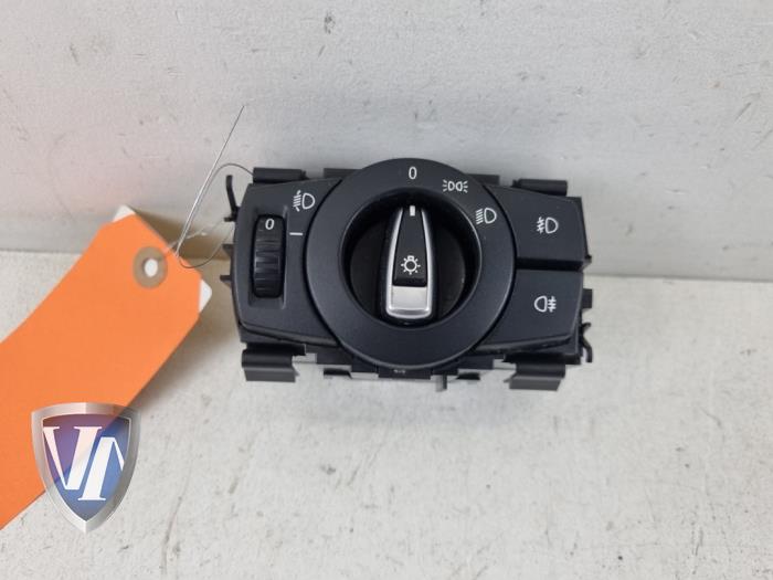 Używane Przelacznik swiatel BMW 3 serie (E90) 320i 16V Cena € 30,25 Z VAT oferowane przez Vollux Carparts B.V.
