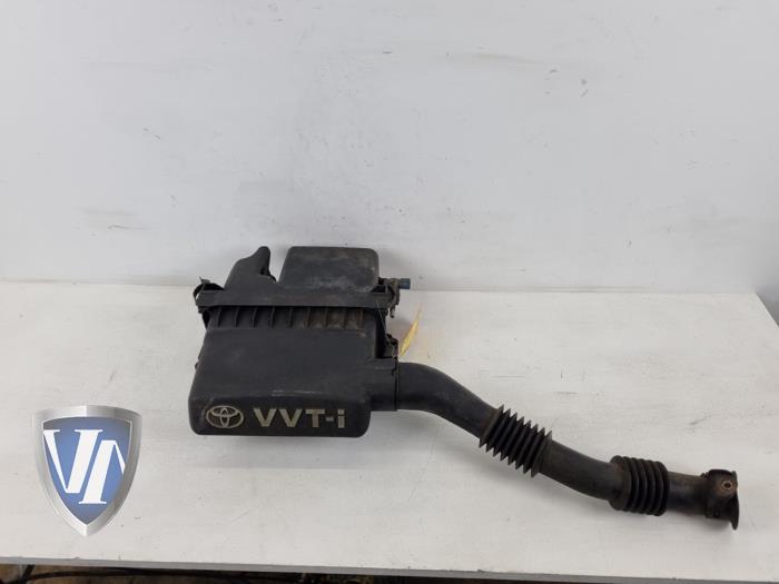 Begagnade Luftfilterhus Toyota Yaris (P1) 1.0 16V VVT-i Pris € 20,00 Marginaltabell erbjuds av Vollux Carparts B.V.