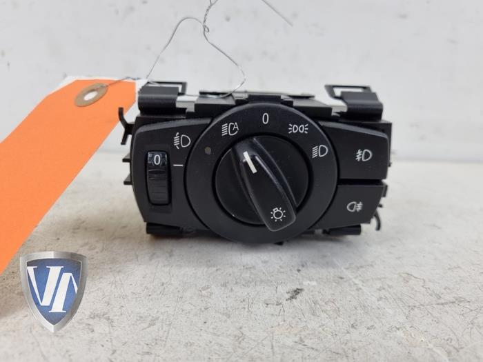 Używane Przelacznik swiatel BMW 1 serie (E81) 116i 1.6 16V Cena € 42,35 Z VAT oferowane przez Vollux Carparts B.V.