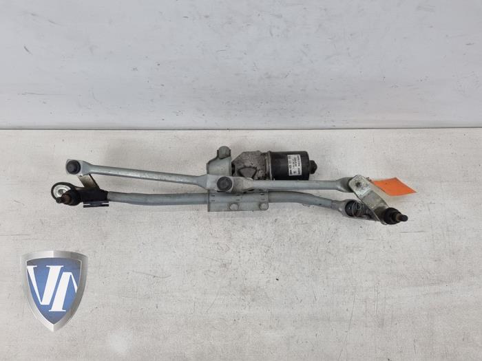 Front wiper motor from a BMW 1 serie (E81) 116i 1.6 16V 2008