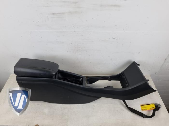 Używane Podlokietnik Volvo V40 (MV) 1.6 D2 Cena € 71,39 Z VAT oferowane przez Vollux Carparts B.V.