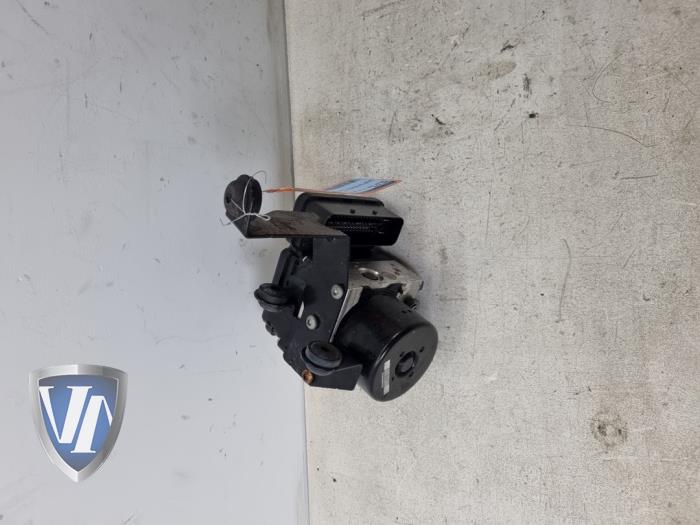 Używane Pompa ABS Volvo V40 (MV) 1.6 D2 Cena € 60,50 Z VAT oferowane przez Vollux Carparts B.V.
