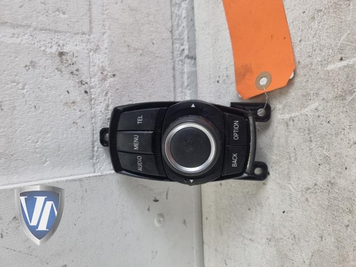 Używane Panel obslugi radia BMW 1 serie (F20) 116d 1.6 16V Efficient Dynamics Cena € 72,60 Z VAT oferowane przez Vollux Carparts B.V.