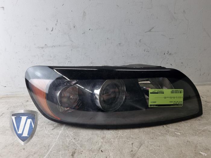 Używane Reflektor prawy Volvo C30 (EK/MK) 1.8 16V Cena € 211,75 Z VAT oferowane przez Vollux Carparts B.V.