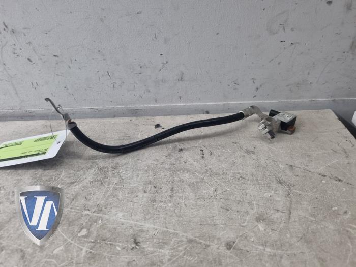 Używane Biegun akumulator BMW 3 serie (E90) 318i 16V Cena € 33,28 Z VAT oferowane przez Vollux Carparts B.V.