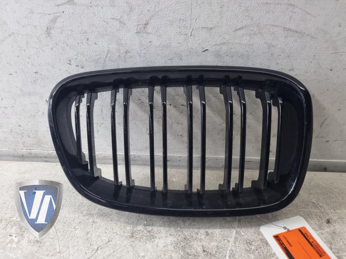Używane Grill BMW 1 serie (F20) 116d 2.0 16V Cena € 30,25 Z VAT oferowane przez Vollux Carparts B.V.