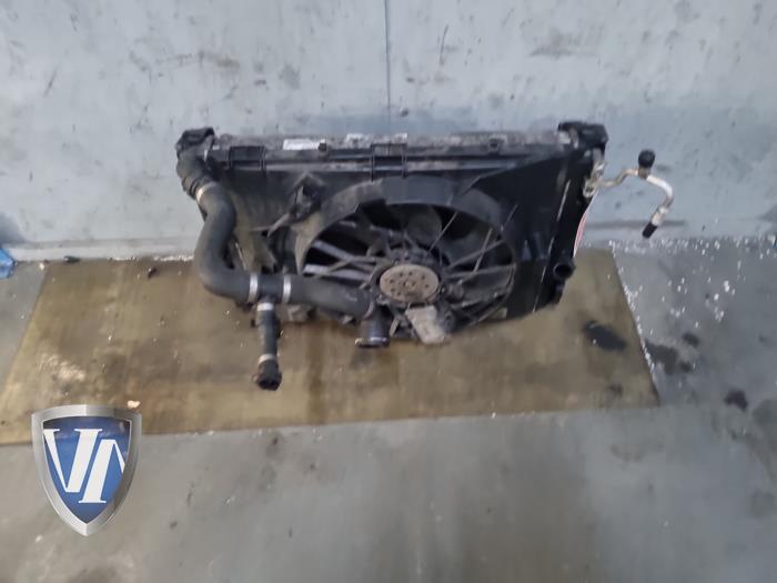 Gebrauchte Kühler Set BMW 3 serie (E90) 318i 16V Preis € 211,75 Mit Mehrwertsteuer angeboten von Vollux Carparts B.V.