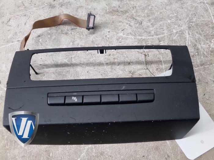 Usados Interruptor PDC BMW 3 serie Touring (E91) 325i 24V Precio € 18,15 IVA incluido ofrecido por Vollux Carparts B.V.