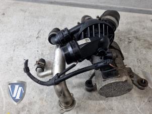 Usados Bomba de agua BMW 3 serie (E93) 320i 16V Precio € 96,80 IVA incluido ofrecido por Vollux Carparts B.V.