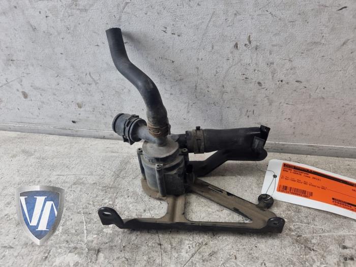 Begagnade Extra vattenpump BMW 1 serie (F20) 116i 1.6 16V Pris € 42,35 Inklusive moms erbjuds av Vollux Carparts B.V.