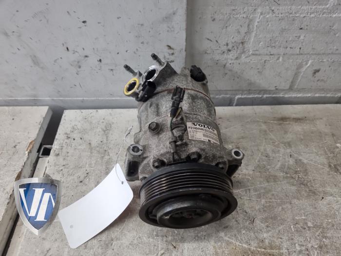 Używane Pompa klimatyzacji Volvo V60 I (FW/GW) 2.0 D4 16V Cena € 121,00 Z VAT oferowane przez Vollux Carparts B.V.
