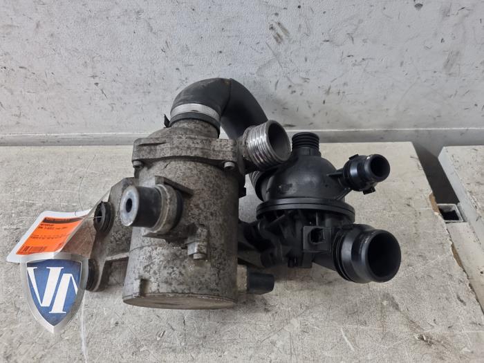 Usagé Pompe à eau BMW 3 serie (E93) 320i 16V Prix € 90,75 Prix TTC proposé par Vollux Carparts B.V.