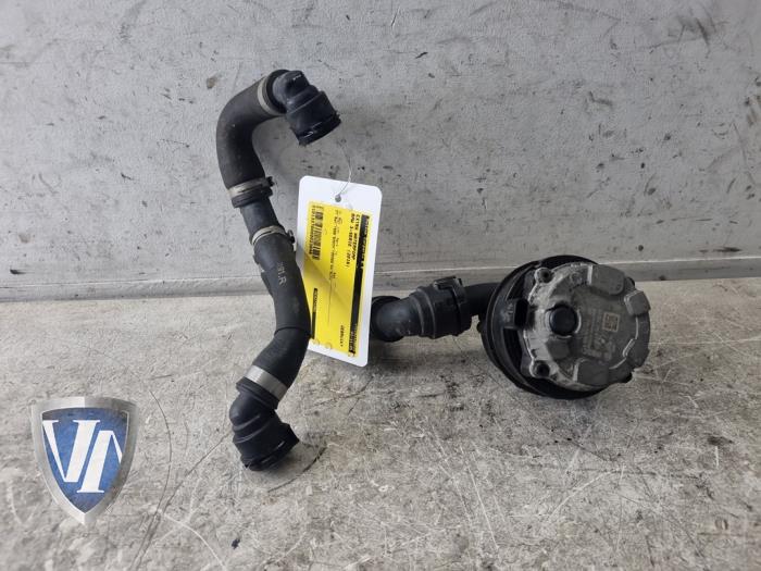 Begagnade Extra vattenpump BMW 3 serie (F30) 330e Pris € 211,75 Inklusive moms erbjuds av Vollux Carparts B.V.