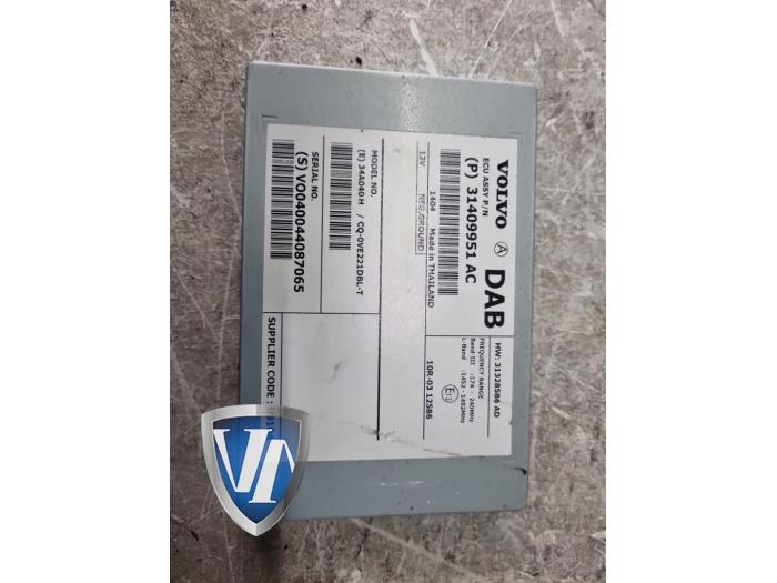 Używane Modul DAB Volvo V60 I (FW/GW) 2.0 D4 16V Cena € 54,45 Z VAT oferowane przez Vollux Carparts B.V.