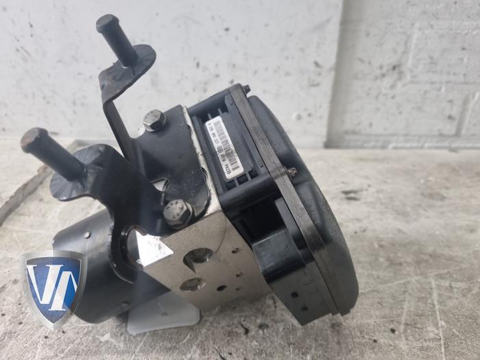 Używane Pompa ABS BMW 5 serie Touring (E61) 525i 24V Cena € 169,39 Z VAT oferowane przez Vollux Carparts B.V.